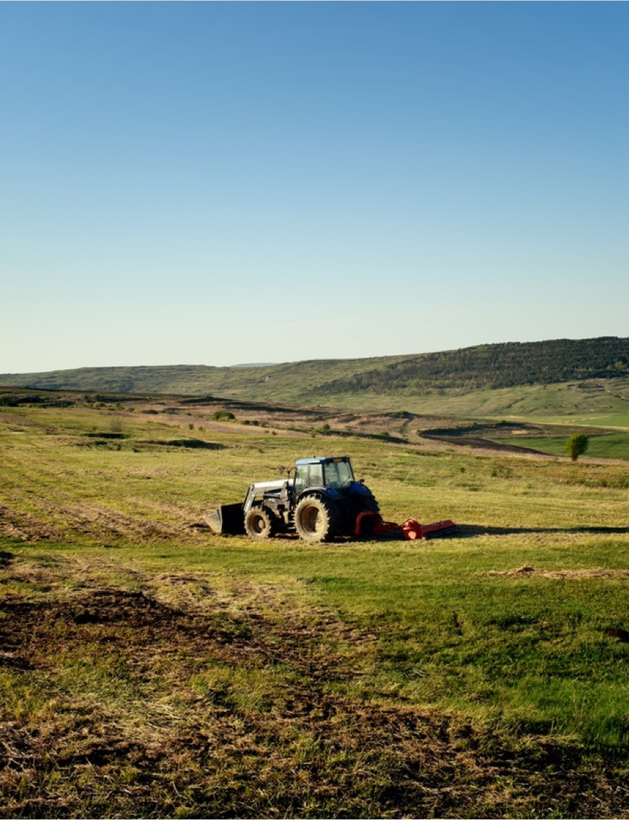 Sfeerbeeld van een tractor in een Afrikaans landschap met gras.